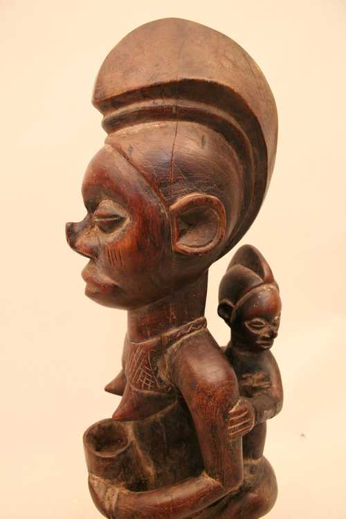 Yaka.(Masque), d`afrique : Rép.démoncratique du Congo., statuette Yaka.(Masque), masque ancien africain Yaka.(Masque), art du Rép.démoncratique du Congo. - Art Africain, collection privées Belgique. Statue africaine de la tribu des Yaka.(Masque), provenant du Rép.démoncratique du Congo., 1219/4498.Très belle maternité Yaka.Femme ancêtre,agenouillée,portant un enfant dans le dos et tenant un pot d